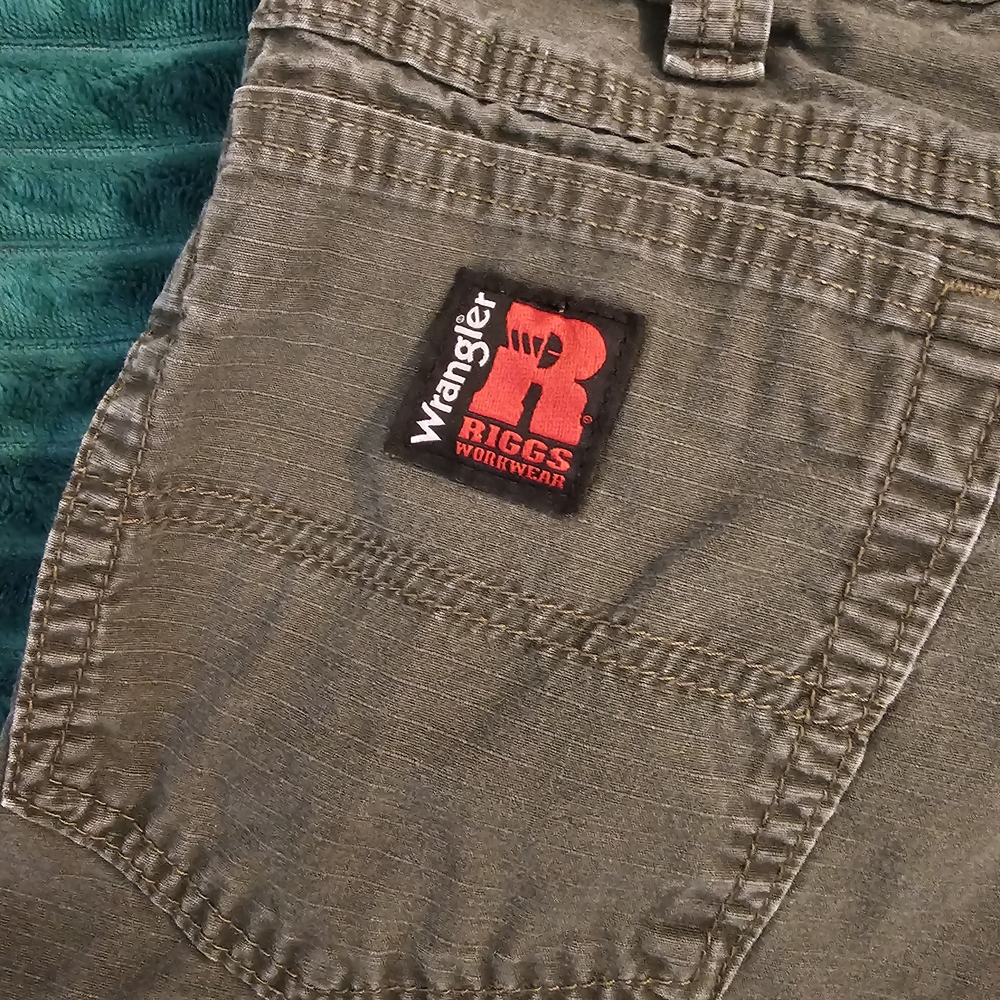 Wrangler Men's Olive and Gray Cargo Shorts - Picture 8 of 12